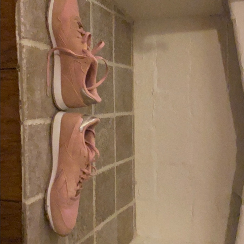 Pink Reebok sneakers - Picture 2 of 5
